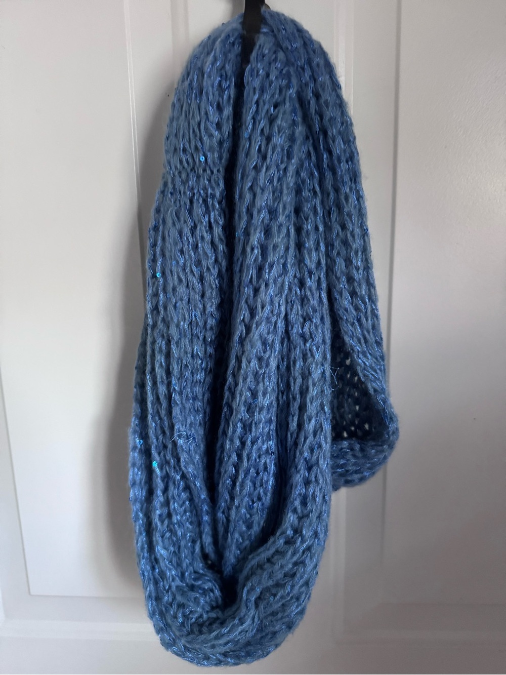 New-Blue Knit Infinity Loop Scarf with Sequins
W1